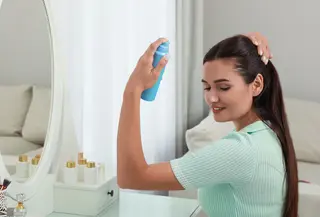 Ilustrasi cara pakai dry shampoo. (c) NewAfrica/Depositphotos.com