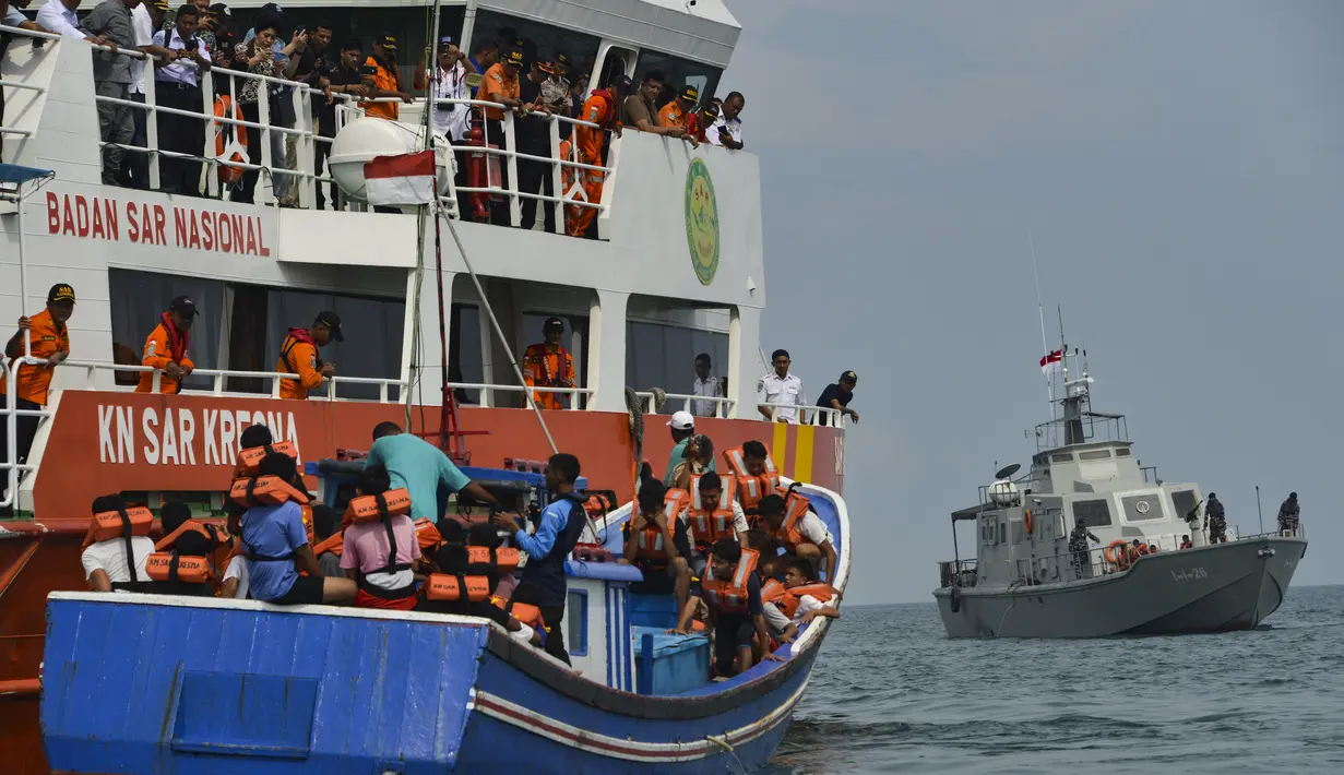Personel Basarnas mengevakuasi korban selama simulasi penyelamatan pengungsi luar negeri di perairan Banda Aceh, Kamis (17/10/2019). Kegiatan diikuti peserta dari lintas stake holder terkait, termasuk unsur TNI, Polri, relawan dan pimpinan lembaga peduli bencana di Aceh. (CHAIDEER MAHYUDDIN/AFP)
