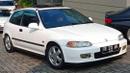Honda Civic Estilo menjadi merupakan mobil gaul di era 90an. Desain pipih yang streamlined memberikan daya tarik yang kuat bagi hatchback tiga pintu ini. Bentuknya yang timeless dan populasi yang tidak sebanyak versi sedannya menjadikan harga mobil ini terus merangkak naik hingga saat ini. Mesin yang digunakan berkonfigurasi 1.600cc 4-silinder SOHC dengan figur tenaga 120 Hp serta torsi 140 Nm. (Source: Instagram/@agilmf)