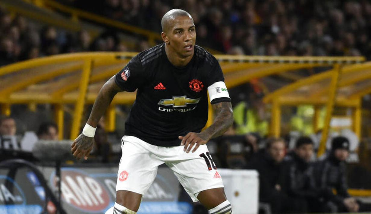 Kapten Manchester United, Ashley Young, saat pertandingan melawan Wolverhampton Wanderers pada laga Piala FA di Stadion Molineux, Sabtu (4/1/2020). Kedua tim bermain imbang 0-0. (AP/Rui Vieira)