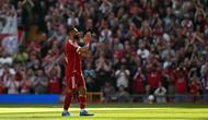 Penyerang Liverpool, Mohamed Salah, memberikan tepuk tangan kepada para suporter saat meninggalkan lapangan dalam kondisi cedera pada pertandingan Premier League Inggris antara Liverpool melawan Crystal Palace di Stadion Anfield, Liverpool, Inggris barat laut, pada 25 April 2026. (Paul ELLIS / AFP)