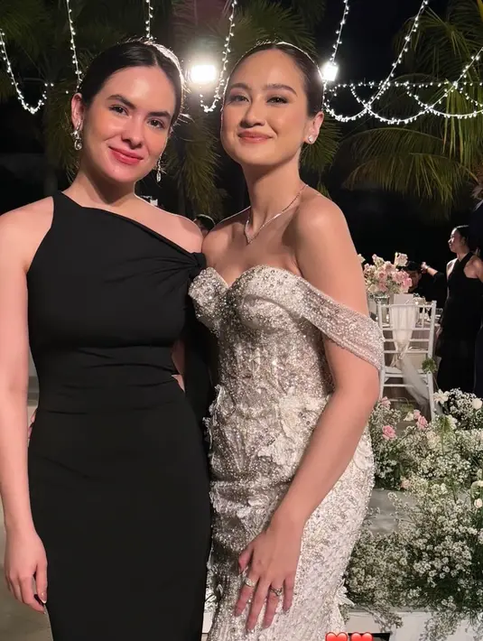 Sahabat Salsha di girl grup Elovii, Steffi Zamora turut hadir mengenakan one shoulder dress warna hitam. [@steffizamoraaa].