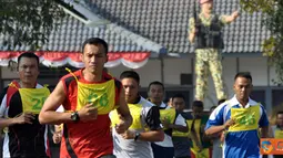 Citizen6, Gedangan: Sekitar 45 orang Perwira Marwiltim mengikuti tes samapta A berupa lari selama dua belas menit dan B berupa full-up, sit-up, push-up, dan sutle Run di lapangan apel Brigif-1 Marinir Gedangan, Jumat (31/8). (Pengirim: Diyat Akmal)