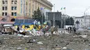 Pemandangan alun-alun di luar balai kota Kharkiv yang rusak dan hancur akibat penembakan pasukan Rusia pada 1 Maret 2022. Alun-alun pusat kota terbesar kedua Ukraina, Kharkiv, ditembaki oleh pasukan Rusia -- menghantam gedung pemerintahan lokal -- kata gubernur Oleg Sinegubov. (Sergey BOBOK / AFP)