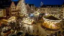 Lampu menerangi pasar Natal di Frankfurt, Jerman, 22 November 2021. Pandemi COVID-19 membuat upacara pembukaan dibatalkan, lebih sedikit stan didirikan, dan polisi memeriksa apakah pengunjung mematuhi pembatasan COVID-19. (AP Photo/Michael Probst)