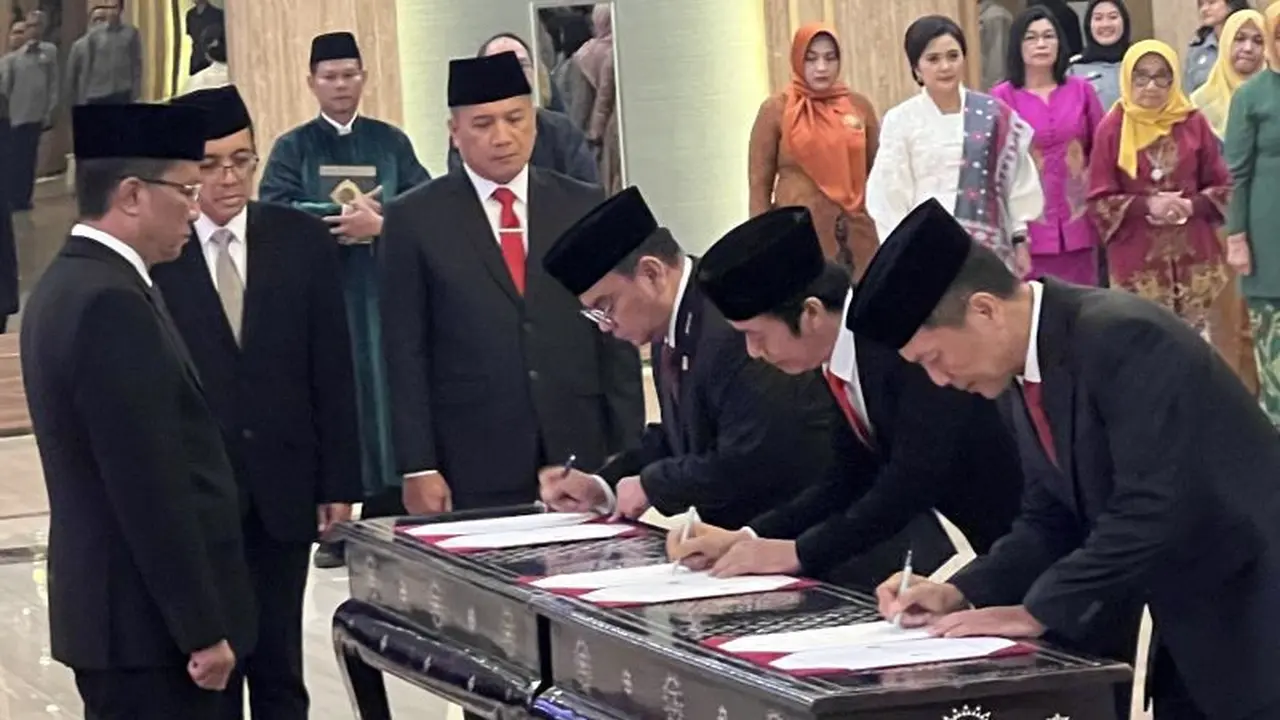 Menteri Hukum dan Hak Asasi Manusia Supratman Andi Agtas melantik mantan Kepala Polda Jawa Timur Irjen Pol Nico Afinta menjadi Sekretaris Jenderal Kementerian Hukum dan HAM di Graha Pengayoman, Jakarta