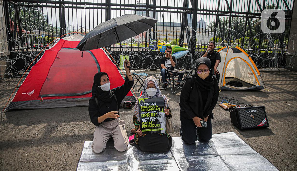 Sejumlah aktivis dari gabungan elemen masyarakat berunjuk rasa di depan Kompleks Parlemen, Senayan, Jakarta, Selasa(6/12/2022). Mereka menolak pengesahan Rancangan Kitab Undang-Undang Hukum Pidana (RKUHP). (Liputan6.com/Faizal Fanani)
