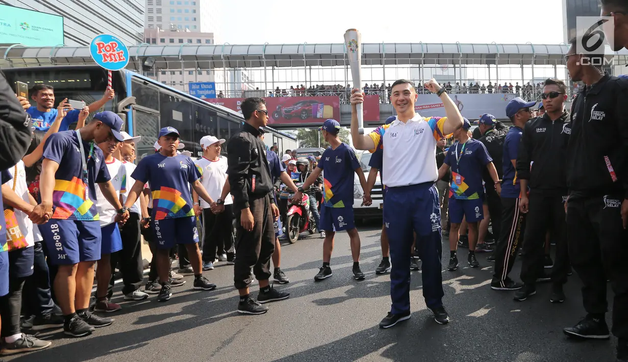 Direktur PT Indofood, Axton Salim saat Torch Relay Asian Games 2018 di Jalan Jendral Sudirman, Jakarta, Sabtu (18/8). Hari terakhir kirab obor Asian Games ini api abadi dibawa dari Tugu Monas hingga Gelora Bung Karno. (Liputan6.com/ Fery Pradolo)