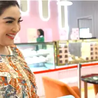 Ashanty baru-baru ini menunjukan pertemuannya dengan mantan pengasuhnya, Sri setelah bertahun-tahun tak berjumpa. (YouTube/The Hermansyah A6)