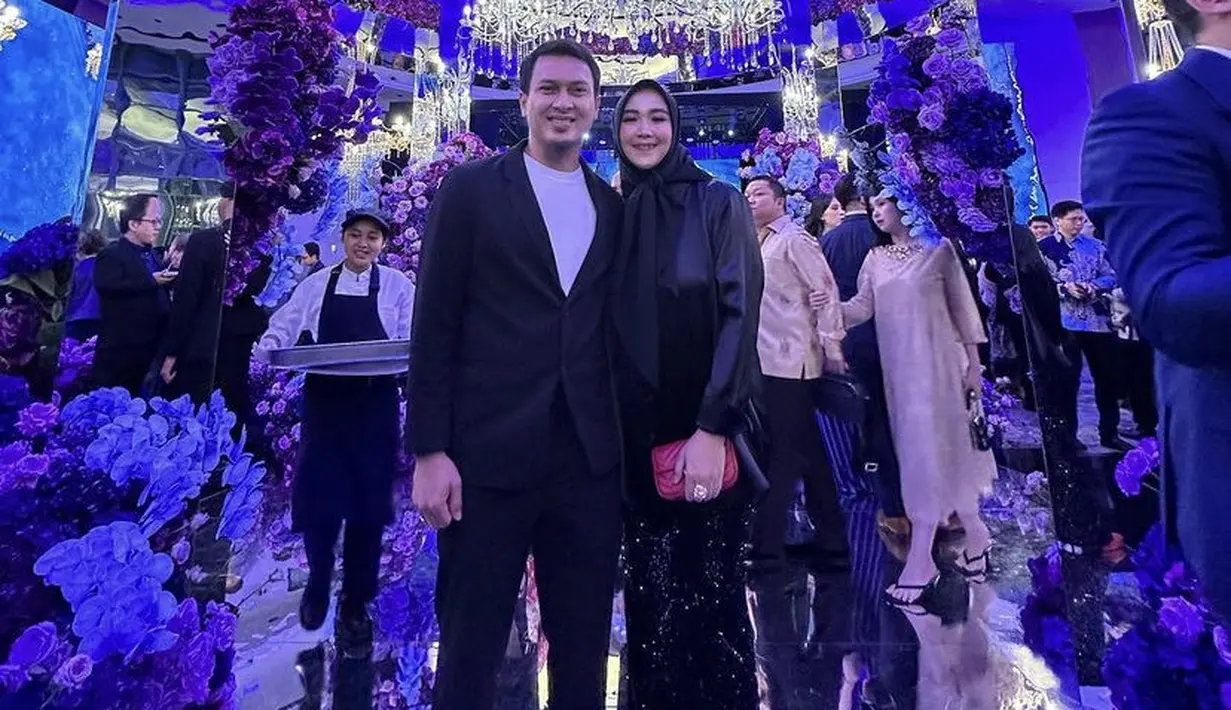 Mohammad Ahsan tampil dengan setelan jas hitam dipadu inner t shirt putih. Ia pun didampingi istrinya yang mengenakan dress hitam rok sequin. @just_itinee