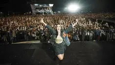 Melalui akun Instagram pribadinya, wanita dengan nama asli Narova Morina ini terlihat kembali manggung di hadapan puluhan bahkan ratusan penonton. Ia pun terlihat begitu bahagia bisa kembali manggung dihadapan para penggemar. (Liputan6.com/IG/@therealmomogeisha)