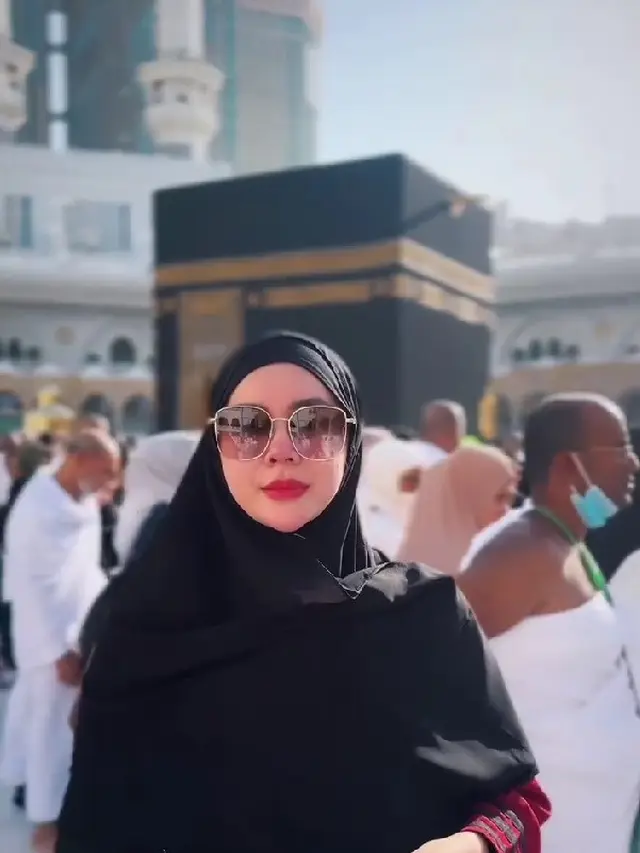 Menawan dengan Gamis dan Hijab Syari, Potret Aura Kasih yang Tampil Anggun saat Umrah Jadi Sorotan