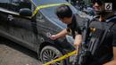 Petugas kepolisian menunjukkan barang bukti mobil yang digunakan tersangka kasus narkotika jaringan Internasional Malaysia-Indonesia di Polres Jakarta Barat, Selasa (16/7/2019). Polisi berhasil mengamankan Empat tersangka. (Liputan6.com/Faizal Fanani)