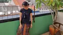 <p>Kain batik, kaos, dan sneakers ala Dian Sastro bisa jadi ide outfit ke kantor. (@therealdisastr)</p>