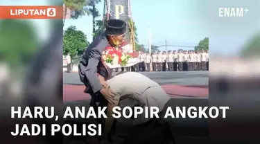 Media sosial dibuat haru oleh momen kelulusan polisi di SPN Polda Jabar 2022. Seorang pria yang lulus menjadi anggota Polri itu memberi bunga kepada sang ayah. Ia juga mencium kaki sang ayah yang beprofesi sebagai sopir angkot.