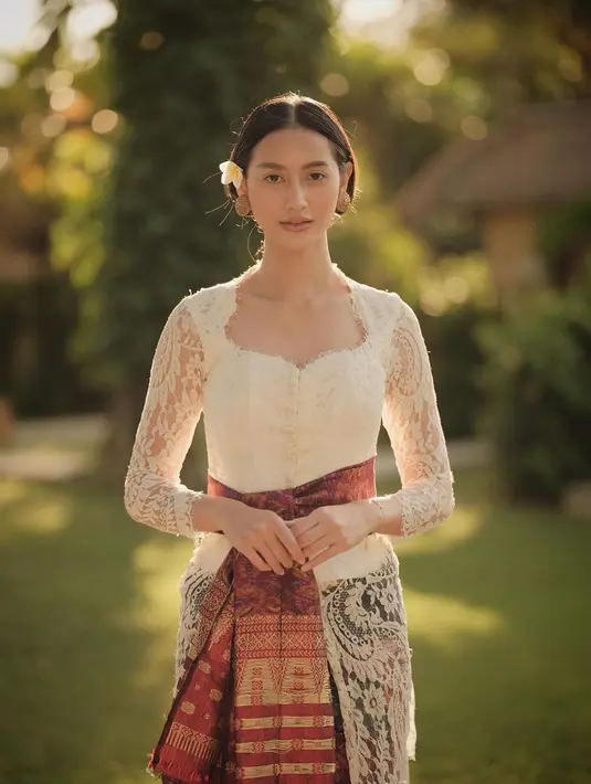 Belakangan, banyak selebriti liburan ke Bali. Beberapa diantaranya pun mengkampanyekan wisata di Bali dengan CHSE (Cleanliness, Health, Safety, Environmental Sustainability). (Liputan6.com/IG/@ayumaulida97)