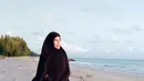 Penyanyi dangdut Cinta Penelope berpose di sebuah pantai dengan mengenakan hijab. Pelantun 'Keong Racun' ini tak ragu lagi menuliskan kata-kata yang lebih agamais di media sosialnya. (Instagram/princess_cinta_penelope)