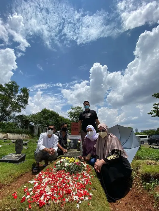 Artis Nyekar ke Makam Rina Gunawan ada Melly Goeslaw, Anto Hoed, Deswita Maharani, Ferry Maryadi dan Hedi Yunus. (Instagram/deswitamaharani80)