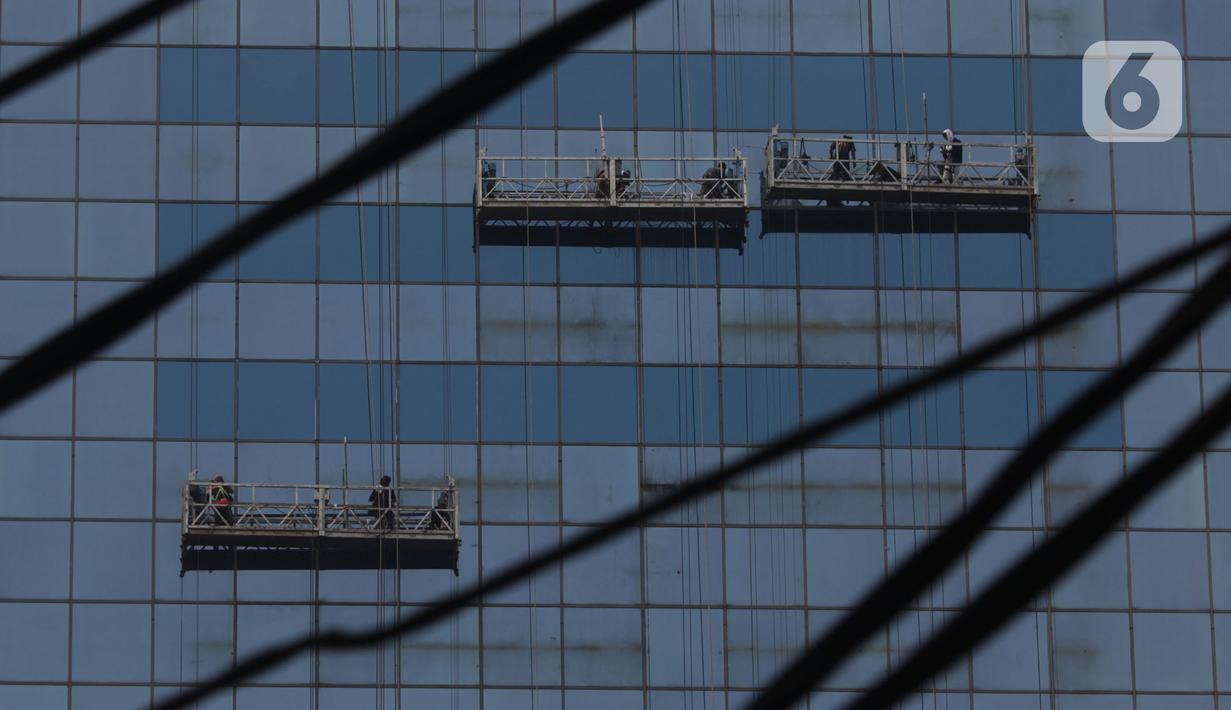 Studi oleh lembaga riset Center for Research of Energy and Clean Air, yang berbasis di Finlandia, menyebutkan ada sekitar 118 fasilitas industri - termasuk pembangkit listrik - yang beroperasi di Jawa Barat dan Banten. (merdeka.com/Imam Buhori)