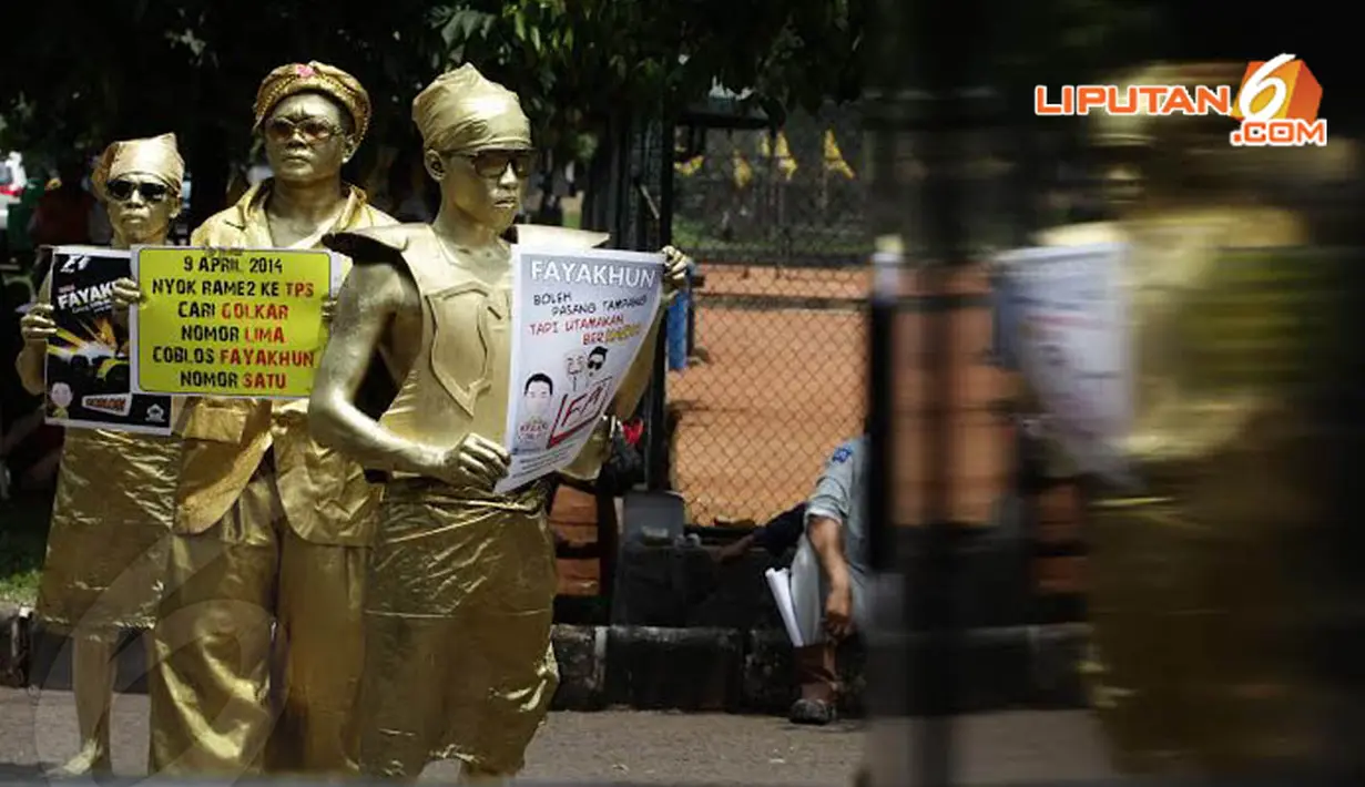 Kamis (03/04/14) tiga pria bergaya menyerupai patung muncul di tengah massa kampanye Partai Golkar (Liputan6.com/Andrian M Tunay) 