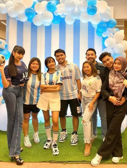 Bertabur bintang, Kiky Saputri dan M Khairi yang baru menikah sehari sebelumnya turut hadir. Tampak pula Ria Ricis dan Teuku Ryan serta Lucinta Luna. Ulang tahun kekasih Fuji itu pun terlihat begitu meriah. (Liputan6.com/IG/@lucintaluna_manjalita)