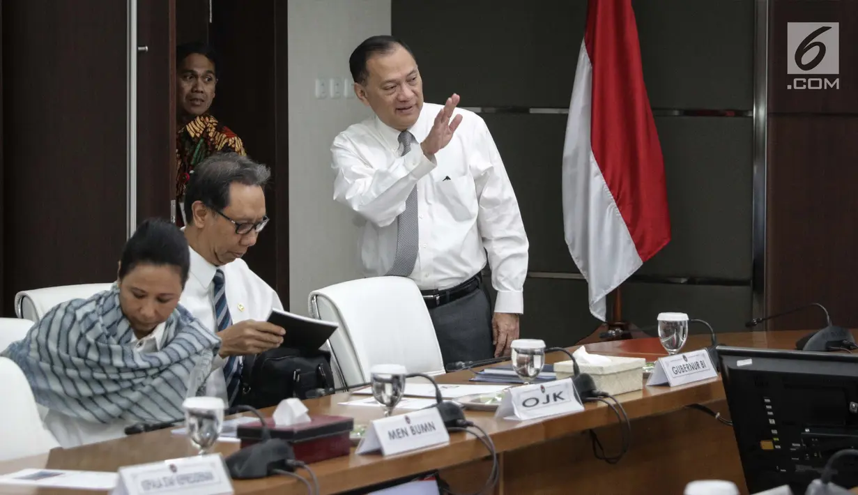 Gubernur Bank Indonesia (BI) Agus Martowardojo hadir saat mengikuti Rakor Tingkat Menteri di Kantor Kemenko PMK, Jakarta, Rabu (6/11). Rakor tersebut juga membahas Bantuan Pangan Non Tunai (BPNT) tahun 2017. (Liputan6.com/Faizal Fanani)