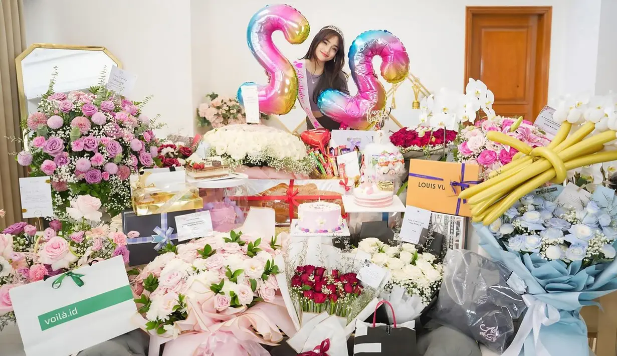 Sembari memegang balon angka 22, kebahagiaan terpancar jelas di wajah artis dengan nama lengkap Fujianti Utami Putri ini. Sahabat Azizah Salsha ini memakai mahkota dan selempang bertuliskan 'birthday girl'. Tak hanya mendapatkan ucapan selamat dari sahabat dan keluarga, netizen juga ramai bubuhkan ucapan selamat di kolom komentar unggahan terbaru Fuji. (Liputan6.com/IG/fuji_an)