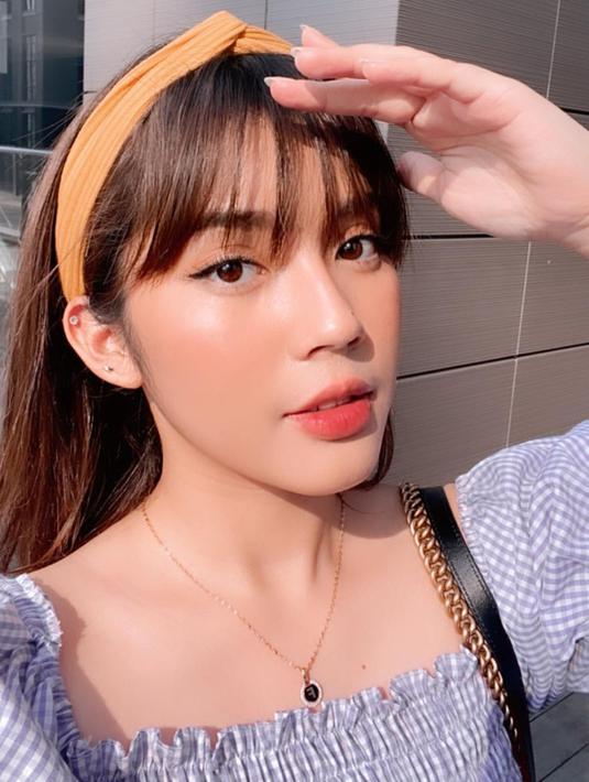 Kini sudah berusia 20 tahun, gaya fashion dan makeup Fay Nabila ini pun banyak jadi inspirasi penggemarnya. (Liputan6.com/IG/@faynabilalxndr)