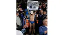 Seorang fans Leicester City mengenakan celana dalam biru menagih janji Gary Lineker  saat merayakan titel juara Liga Inggris 2015-2016 di Areal Stadion King Power (7/5/2016). (AFP/Adrian Dennis)