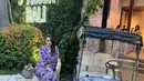 Kala berlibur di salah satu resort di Bali, Jennifer Dunn tampil dengan dress bermotif dan sandal Hermes Oran. [Foto: IG/jennifer_haris89].