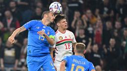 Gli Azzuri tampil menggebrak sejak dimulainya pertandingan. Mereka juga sempat mendapatkan peluang emas. (AFP/Attila Kisbenedek)