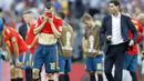 Jordi Alba menutup wajahnya setelah timnya kalah dari Rusia pada laga 16 besar Piala Dunia 2018 di Luzhniki Stadium, Moskow, Rusia, (1/7/2018). Spanyol kalah adu penalti 3-4. (AP/Antonio Calanni)