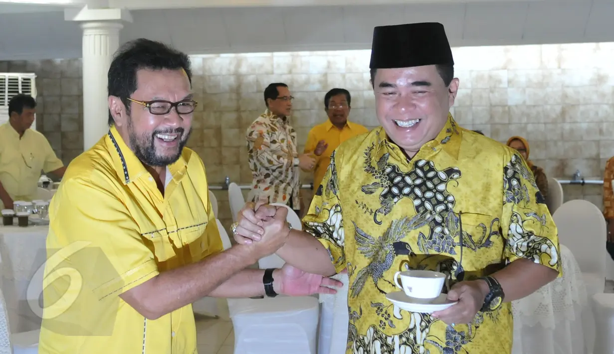 Ketua fraksi Golkar di DPR Ade Komarudin (kanan) berjabat tangan dengan Wakil Ketum Partai Golkar versi munas Ancol Yoris Raweyai sebelum penandatanganan kesepakatan islah Golkar di Jakarta, Sabtu (30/5/2015). (Liputan6.com/Johan Tallo)