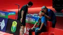 <p>Pebulu tangkis ganda putra Indonesia, Mohammad Ahsan mendapatkan pijatan Herry Iman Pierngadi saal laga ekshibisi melawan pasangan Seo Seung-jae dan Kevin Sanjaya dalam acara 'Moment of Honor The Daddies' sebelum laga final Indonesia Masters 2025 di Istora Senayan, Jakarta, Minggu (26/01/2025). (Bola.com/Bagaskara Lazuardi)</p>