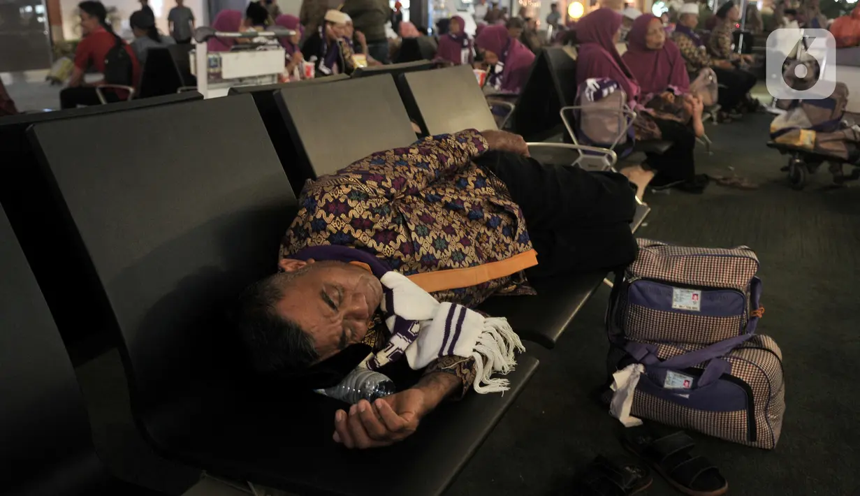 Calon Jemaah umrah menunggu kepastian di Terminal 3 Bandara Soekarno Hatta, Tangerang, Kamis (27/2/2020). Calon jemaah umrah telantar di Terminal 3 Soetta setelah pemerintah Arab Saudi menangguhkan seluruh kunjungan ke negara itu untuk mencegah penularaan virus corona. (merdeka.com/Iqbal Nugroho)