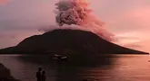 Gunung berapi Ruang kembali mengeluarkan material abu vulkanik di Kabupaten Sitaro, Sulawesi Utara, pada 19 April 2024. (Ronny Adolof BUOL/AFP)