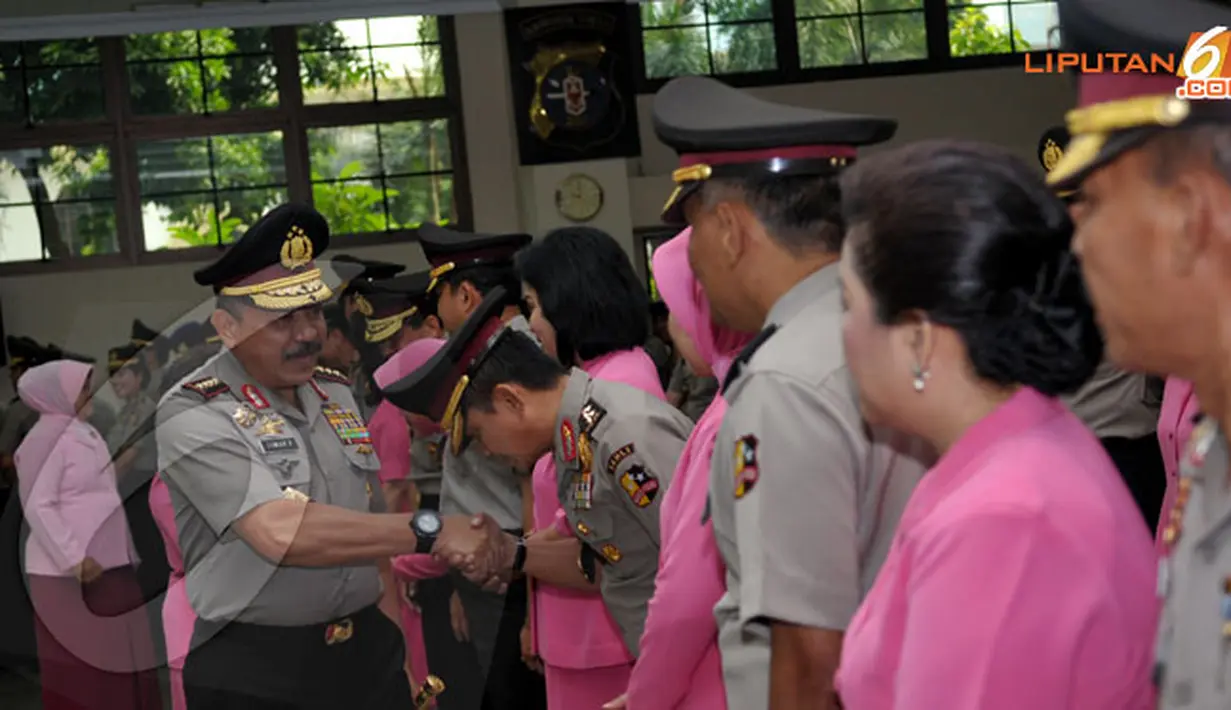 Kapolri Jenderal Timur Pradopo memberkan ucapan selamat kepada para Perwira Tinggi Polri yang baru saja mendapat kenaikan pangkat satu tingkat lebih tinggi (Liputan6.com/ Helmi Fithriansyah)