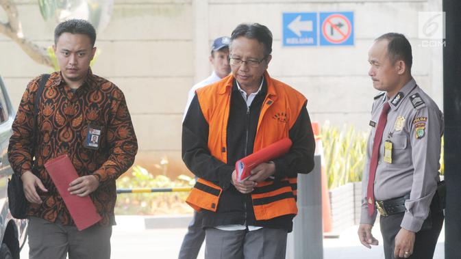 Plt Sekretaris DPPKAD Kabupaten Kudus Akhmad Sofyan berjalan akan menjalani pemeriksaan di Gedung KPK, Jakarta, Rabu (11/9/2019). Akhmad Sofyan diperiksa sebagai tersangka terkait kasus suap pengisian jabatan perangkat daerah Kabupaten Kudus tahun 2019. (merdeka.com/Dwi Narwoko)