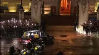 Detik-detik peti mati Ratu Elizabeth II memasuki Istana Buckingham, Selasa malam (13/9/2022) waktu setempat. Dok: YouTube/The Royal Family Channel