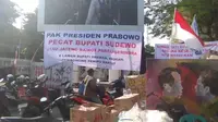 Spanduk tuntutan Bupati Sudewo lengser dari jabatannya terpasang di depan kantor Bupati Pati. (Liputan6.com/Arief Pramono)