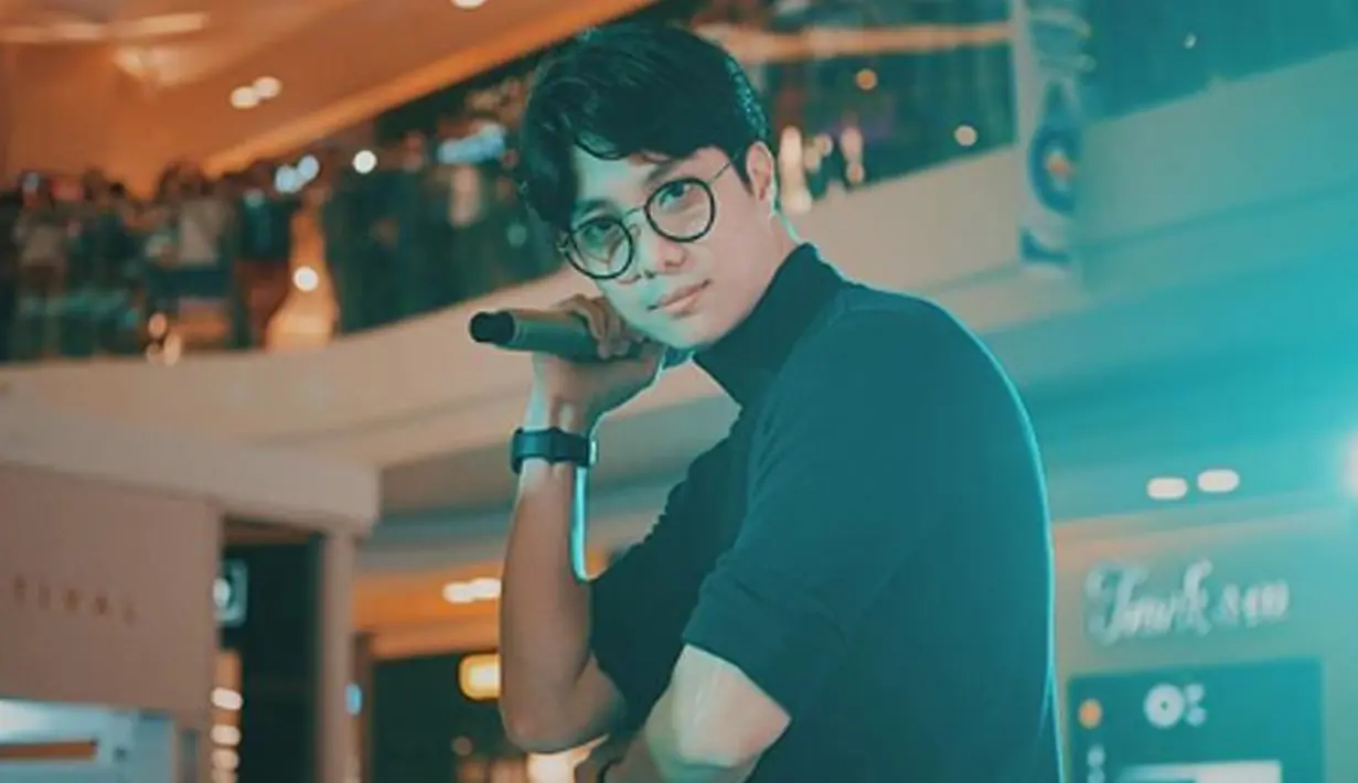 Baik Dikta maupun Lai Guanlin, Keduanya sama-sama suka mengenakan kacamata dengan bentuk yang bulat dan besar. menambah kemiripan diantara keduanya. (Liputan6.com/IG/dikta)