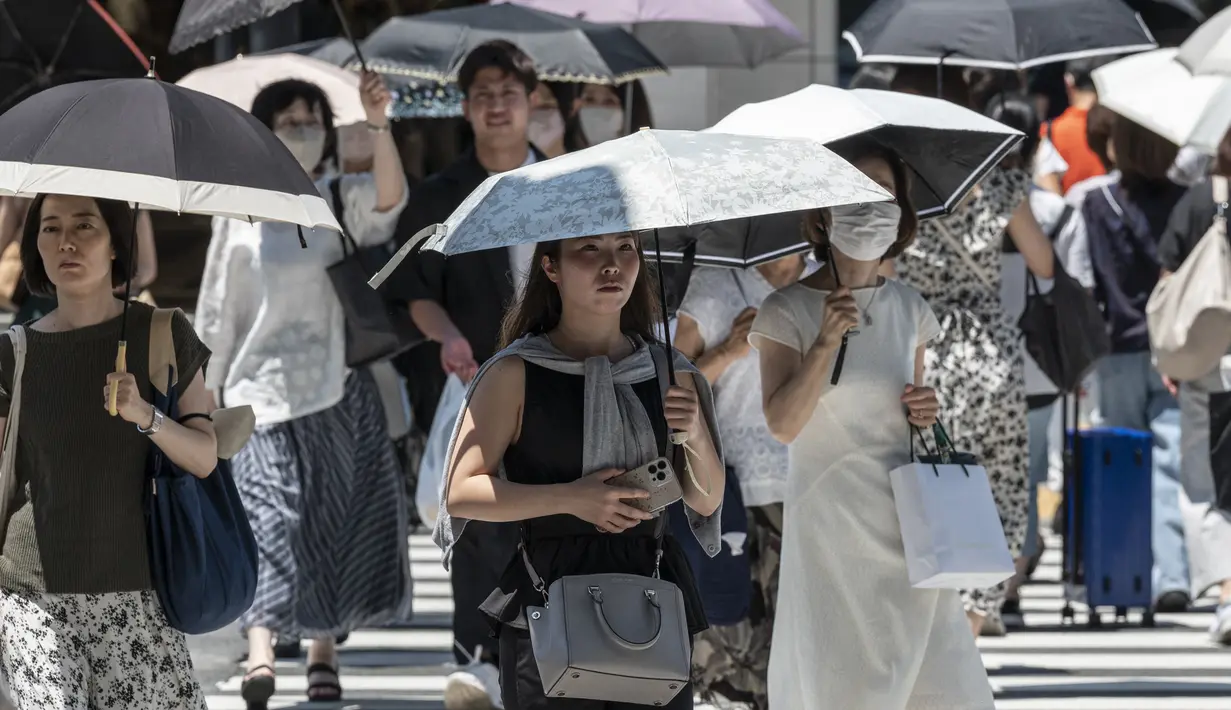 Jepang mengeluarkan peringatan sengatan panas pada hari Minggu kepada puluhan juta orang ketika suhu tinggi yang mendekati rekor menghanguskan sebagian besar wilayah negara tersebut, sementara hujan deras mengguyur wilayah lain. (Richard A. Brooks / AFP)