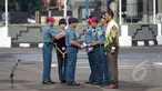 Kepala Staf Angkatan Laut (KSAL) Laksamana TNI Ade Supandi S.E memberikan penghargaan kepada personil KNKT, MGS Geosurvey, MV Crest Onyx dan KN Jadayat di Markas Komando Armada Barat TNI AL, Jakarta, Selasa (24/2/2015). (Liputan6.com/Faizal Fanani)