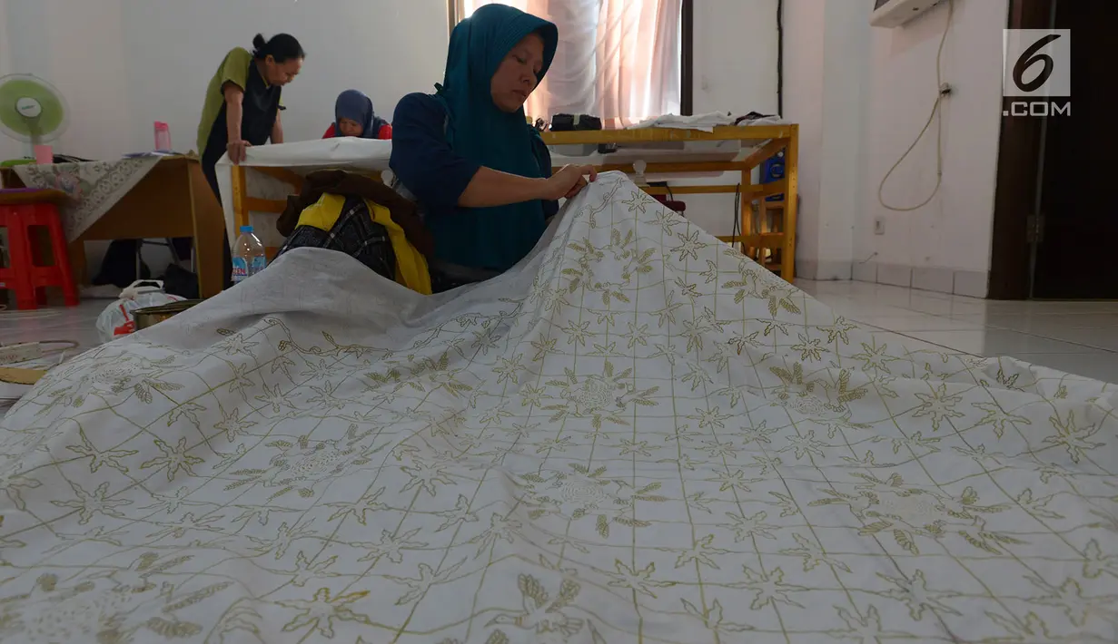 Warga menyelesaikan pembuatan kain batik di rumah susun (Rusun) Rawa Bebek, Jakarta, Sabtu (6/7/2019). Kain dengan motif Jakarta dan motif lainnya ini dibuat oleh ibu-ibu penghuni rusun Rawa Bebek, mereka menjualnya dengan harga Rp1,5 hingga Rp 2,5 juta per kain. (merdeka.com/Imam Buhori)