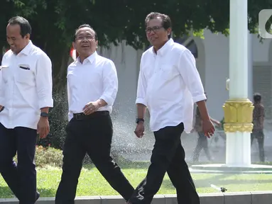 Menteri Sekretaris Negara pada kabinet kerja 2019-2024 Pratikno (tengah) turut hadir ke Istana Kepresidenan, Jakarta, Senin (10/10/2019). Pratikno  datang bersama mantan aktivis Fadjroel Rahman (kanan) dan mantan Staf Khusus Presiden Nico Harjanto. Liputan6.com/Angga Yuniar)