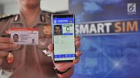 Petugas kepolisian menunjukkan Smart SIM (Surat Izin Mengemudi) dan aplikasi Smart SIM yang saling terhubung, di Jakarta, Minggu (22/9/2019). Korlantas Polri resmi menghadirkan Smart SIM yang diluncurkan bersamaan dengan layanan SIM online. (merdeka.com/Iqbal S Nugroho)