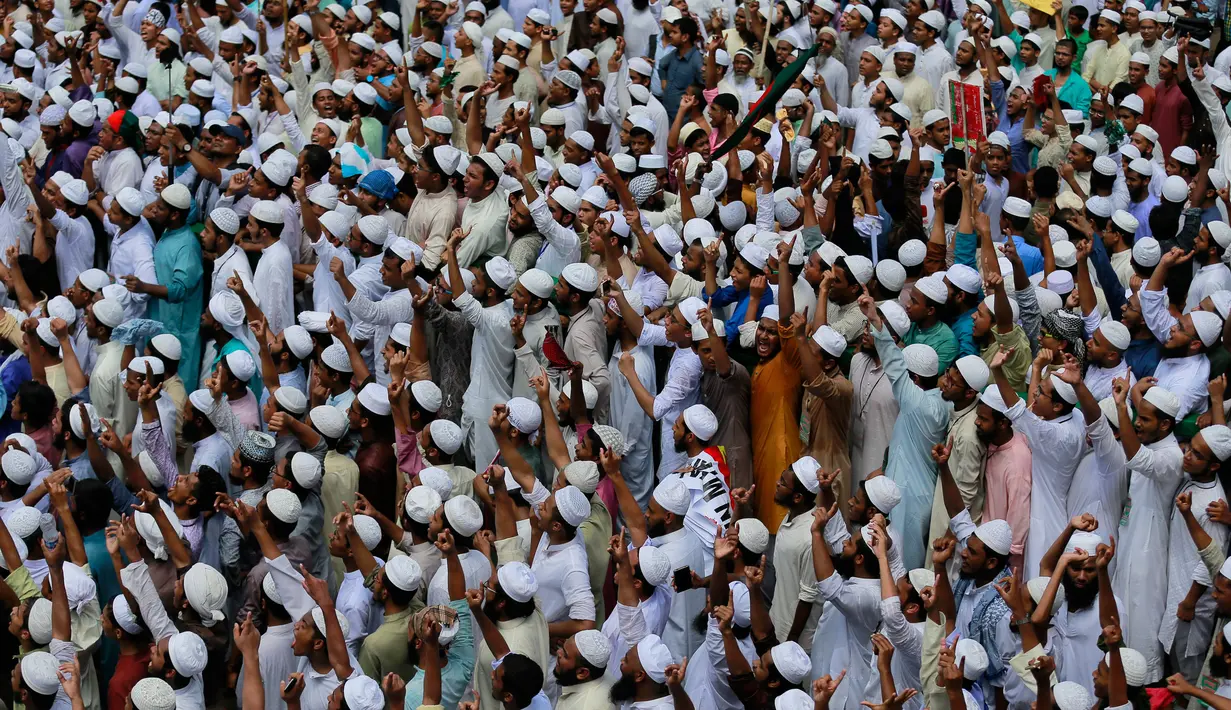 Pendukung garis keras Hefazat-e-Islam meneriakkan slogan-slogan saat melakukan aksi di Kedutaan Besar Myanmar di Dhaka, Bangladesh (18/9). Dalam aksinya mereka memprotes tindak kekerasan yang dialami Muslim Rohingya di Myanmar. (AP Photo / A.M.Ahad)