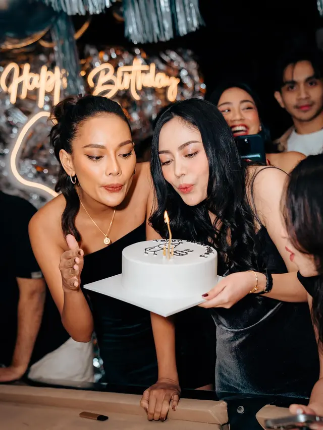 7 Potret Rachel Vennya Beri Kejutan Ulang Tahun ke Salim Nauderer Ini Meriah