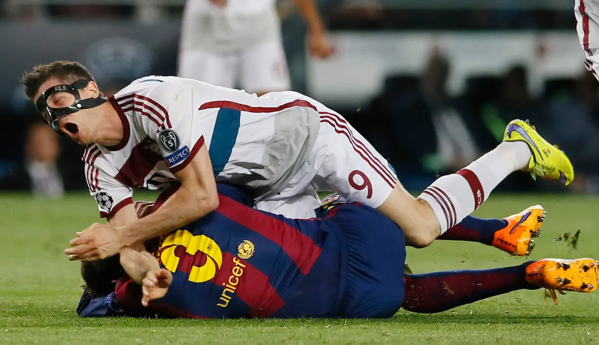 Penyerang Bayern Muenchen, Robert Lewandowski saat dilanggar bek Barcelona Gerard Pique pada leg pertama babak semifinal Liga Champions di Camp Nou, Kamis (7/5/2015). Barcelona menang 3-0 atas Bayern Muenchen. (Reuters/Albert Gea)