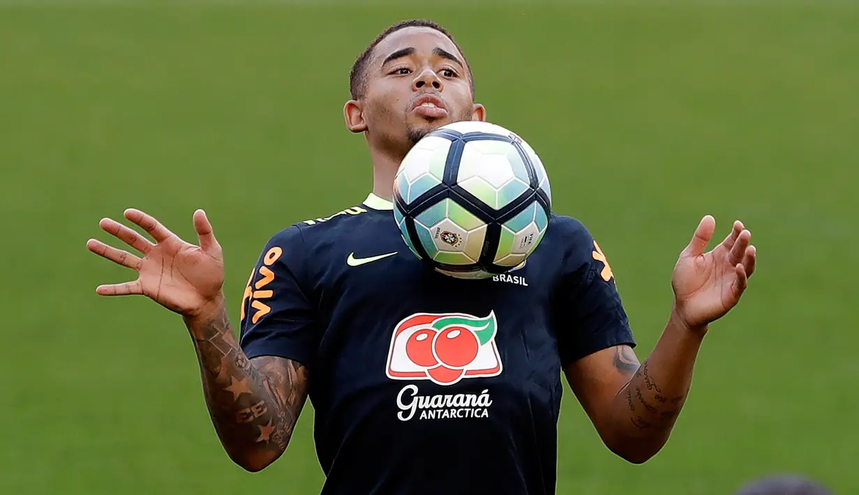 Penyerang Brasil, Gabriel Jesus berusaha mengontrol bola saat mengikuti sesi latihan di Porto Alegre, Brasil, (29/8). Brasil akan menghadapi Ekuador dalam pertandingan sepak bola kualifikasi Piala Dunia 2018 pada 31 Agustus. (AP Photo / Andre Penner)
